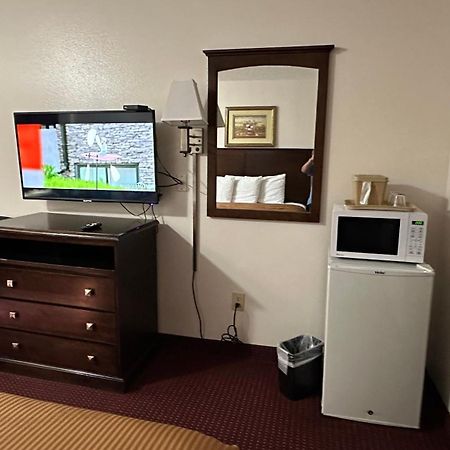 Carom Inn A Travelodge By Wyndham Denham Springs-Baton Rouge ภายนอก รูปภาพ