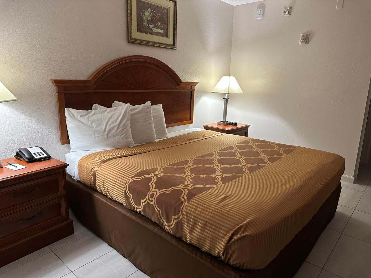 Carom Inn A Travelodge By Wyndham Denham Springs-Baton Rouge ภายนอก รูปภาพ