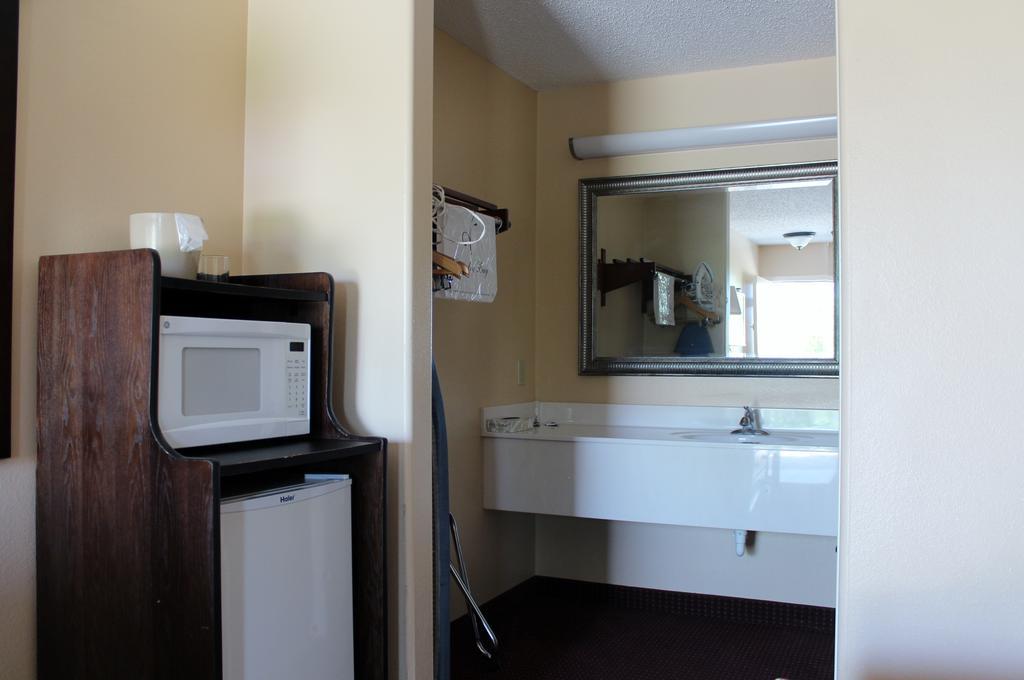 Carom Inn A Travelodge By Wyndham Denham Springs-Baton Rouge ภายนอก รูปภาพ