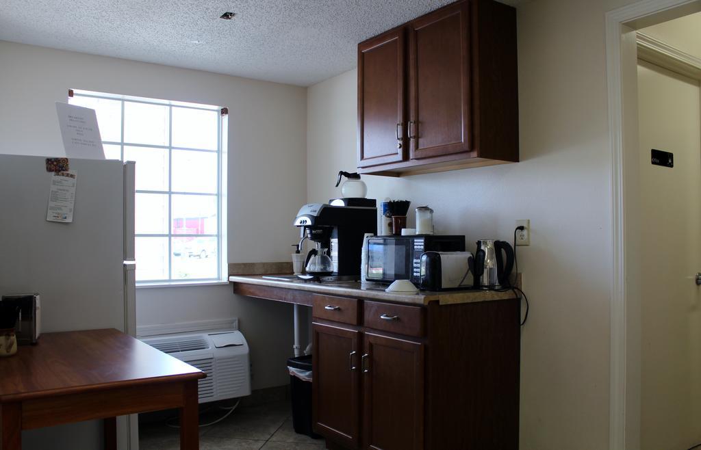 Carom Inn A Travelodge By Wyndham Denham Springs-Baton Rouge ภายนอก รูปภาพ