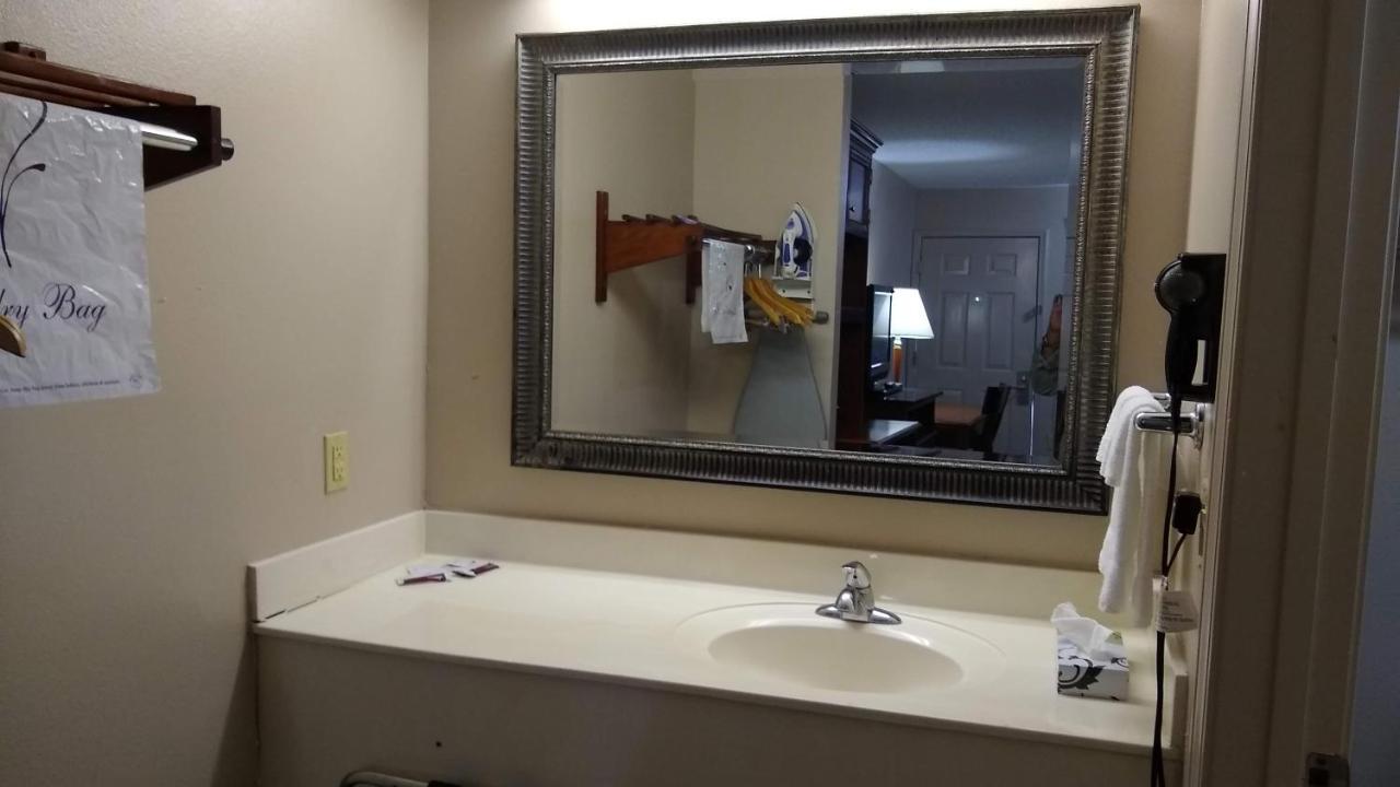 Carom Inn A Travelodge By Wyndham Denham Springs-Baton Rouge ภายนอก รูปภาพ